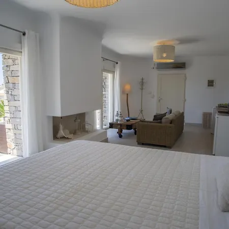 Chrysalis Nature 9 Páros